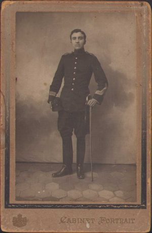 Sergent major român de infanterie, cu sabie, uniformă model 1895, din Regimentul Calafat No 31
