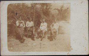 Căpitanul austro-ungar de origine română Petru Călțun pe frontul italian (al doilea de la dreapta la stânga, cu capelă), Primul Război Mondial
