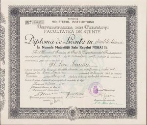 Diploma de licențiat în științele chimice, 1928, Cernăuți a celui care a devenit ulterior profesorul Leon Sauciuc de la Universitatea Politehnică din Timișoara, unul dintre fondatorii Facultății de Chimie Industrială din oraș