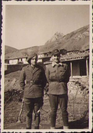 Doi ofițeri români de vânători de munte, 1942, Crimeea, Frontul de Est