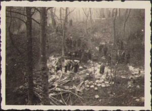 Resturile distruse ale unui depozit al partizanilor sovietici din Munții Iaila, Crimeea, Frontul de Est, fotografie realizată de un ofițer român de vânători de munte, 1942