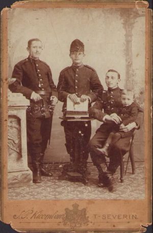 Infanteriști români în uniforme model 1895 cu baionete Martini Henry model 1879, studio Kicomban, Turnu Severin