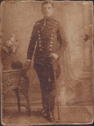 Plutonier român de artilerie cu sabie în uniformă model 1912