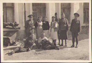 Militari români și femei din serviciul sanitar la Simferopol, 1943