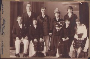 Mireasă româncă gătită în portul popular specific momentului și țărani români, studio Szabó, Sighișoara