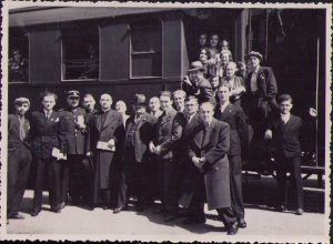 Preotul român greco-catolic Aloisie Ludovic Tăutu în gară alături de elevi, anii 1930