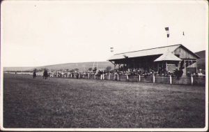 "18 Iunie 1933. Călărași din Rgt. 11 la Alergările de cai dela Juc. Sosirea"