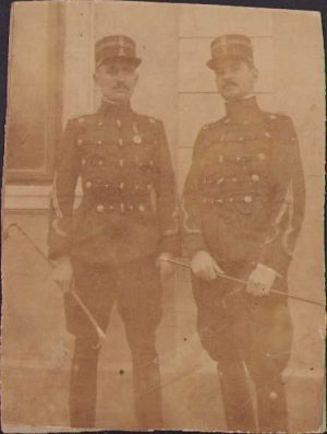 Doi locotenenți români de cavalerie în uniformă model 1895