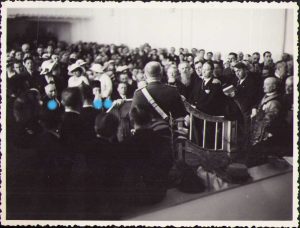 Ministrul Constantin Angelescu (marcat cu *) și episcopul ortodox român Roman Ciorogariu (marcat cu **) la Oradea, anii 1930