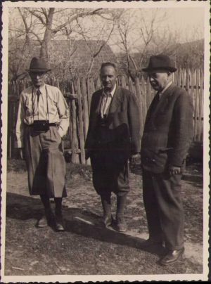 Profesor Dimitrie Leonida (n 1883, Fălticeni - d 1965), inginer, om de știință român, profesor universitar, în mijloc, fotografiat pe Valea Bistriței, 1943