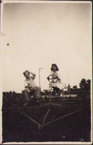 Tânără manevrează un utilaj agricol, Crasna, județul Sălaj, 1942