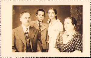 Gheorghe Bolcaș, fiul martirului bihorean Nicolae Bolcaș, cu familia sa, 1938, fotografie cu dedicația sa, manu propria, către Lucian Bolcaș