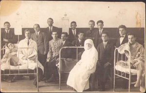 Personal medical și pacienți în salonul unui spital românesc, 1924