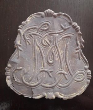 Placă pentru kaskett cu monograma comună a împărătesei Maria Tereza a Sfântului Imperiu roman de națiune germană și a fiului ei Joseph, din perioada coregenței lor, 1765-1780
