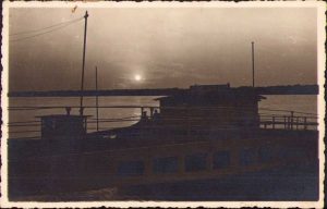 Fotografie cu nave pe Dunăre expediată pe post de carte poștală de un soldat de etnie germană din Reșița din armata română de la Atelierul mobil de reparații armament Lebăda, Regimentul 31 Dorobanți. 1943, Calafat, ștampilă cenzură Craiova