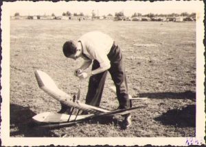 Machetă de avion, cu motor, pe un aerodrom din București, 1943