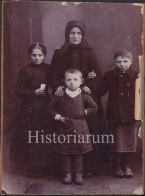 Femeie cu copii, 1916-17, studio Sipos, Diosig, județul Bihor