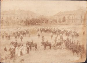 O fotografie frumoasă de mari dimensiuni, pe carton, a nunții unui ofițer austro-ungar din artileria călare, la care asistă toată bateria, cu tunuri și atelaje cu tot