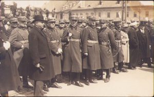 Ofițeri și oficiali români și cleric musulman, Sibiu, perioada interbelică, studio Emil Fischer