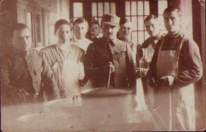 Militari români la Debrețin în timpul Campaniei din Ungaria din anul 1919, după amestecul de piese de uniformă cel probabil sunt din diviziile ardelene nou formate în armata română