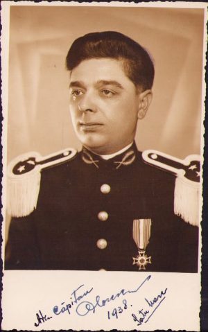 Căpitan român de administrație în ținută de ceremonie cu Ordinul Coroana României în grad de cavaler, 1938, Satu Mare