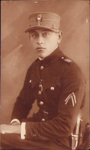 Plutonier TR român cu două însemne de rănit și baionetă, 1928