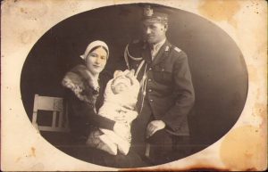 Jandarm român cu familia, 1934, Desești, județul Maramureș