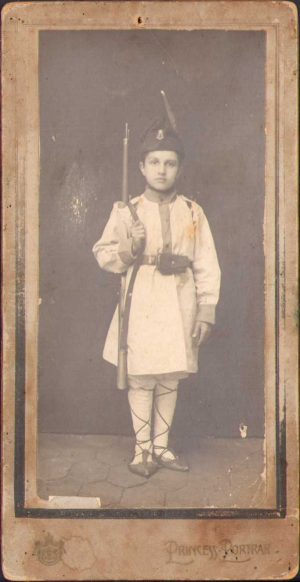 Un mic dorobanț adevărat, cu pușcă, cartușieră și raniță, studio Princess Portrait