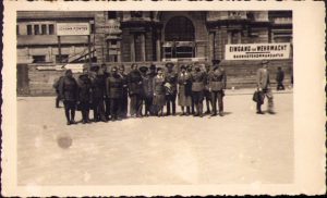 Ofițeri și subofițeri români, vânător de munte, copil de trupă, personal feminin în uniformă în fața gării Lemberg, Polonia ocupată, 1942