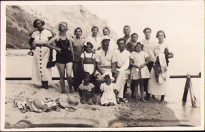 Medicii români Ivanov, Silvestrovici și Ulinici din Chișinău, 1936, la Budachi cu familiile
