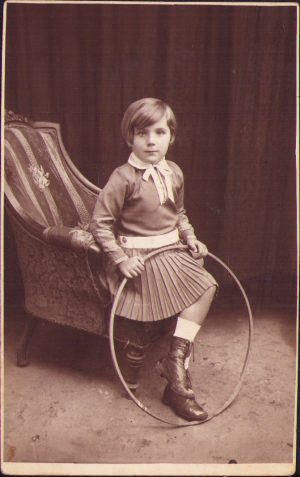 Fetiță cu cerc, 1929, Tiream, județul Satu Mare