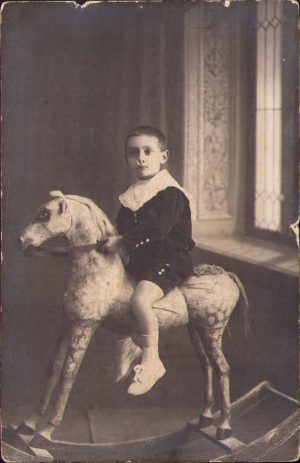 Băiețel pe căluț, 1923, studio Huber, Botoșani