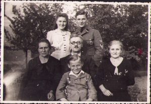 SS-Rottenführer cu Verwundetenabzeichen clasa a III-a și Infanterie-Sturmabzeichen