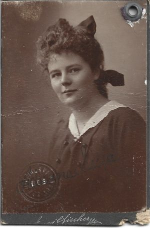 Portret de femeie, studio Emil Fischer, Sibiu