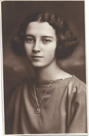 Portret de tânără, studio Fotoglob București, 1924