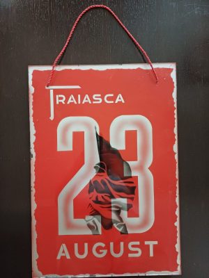 Material de propagandă comunistă realizat din sticlă vopsită, Trăiască 23 August