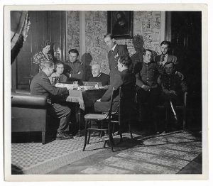 Augustin Maghiar (1880, Sanislău, județul Sălaj - 1951, închisoarea comunistă Sighet) jucând rummy la el acasă, anii 1930