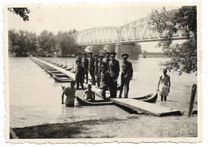 Ofițeri din Regimentul de Pionieri de Gardă, în frunte cu Dl Lt Colonel Grigoriu Theodor, - după ce au executat puntea de asalt, - 138 m lungime și 1,75 m/s viteză de curent