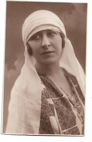 Femeie în port popular românesc, 1924, București