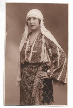 Femeie în port popular românesc, 1924, București