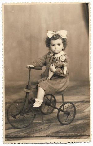 Fetiță cu tricicletă și păpușă, 1950