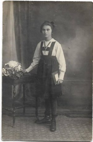 Elevă de la școala ortodoxă din București, 1922