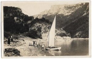 Cu barca cu pânză pe un râu în România interbelică