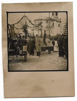 Piese de artilerie din înzestrarea armatei române la Radna, județul Arad, în cadrul unei ceremonii cu participarea elevilor Școlii de subofițeri din localitate, circa anul 1944