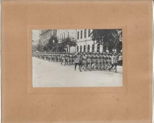 Defilarea armatei române în București de 10 mai 1922, în formația specifică epocii, soldații au puști franceze Lebel, căști Adrian și hamuri și cartușiere britanice