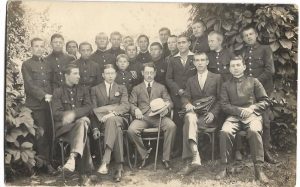 Elevi români în Basarabia - pe rândul în picioare, elevul al doilea de la dreapta la stânga poartă la buzunarul de la piept însemnul Partidului Poporului al mareșalului Alexandru Averescu, studio Vsevolod Popovsky, Chișinău