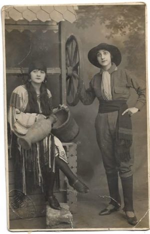 Fete în uniformă de cercetaș și în port popular, studio Elegant, București