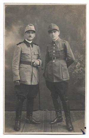 Subofițeri români, perioada interbelică, cel din stânga cu veston de ofițer model 1916, studio Royal, București