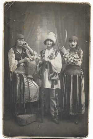 Fete în port popular, cu ulcior și furcă din lemn, 1924