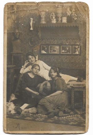 Trei fete, interior românesc, cu bust și ceramică, studio Buzdugan, București